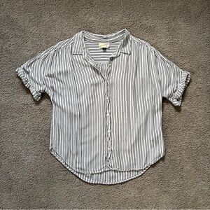 Universal Thread Short Sleeve Button-Down Top